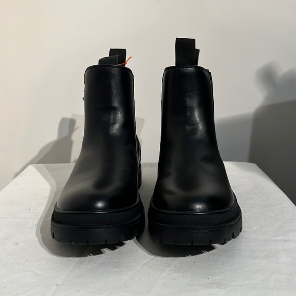 Floyd Eco-Leather pull on Chelsea Boot size 9 - Picture 1 of 3